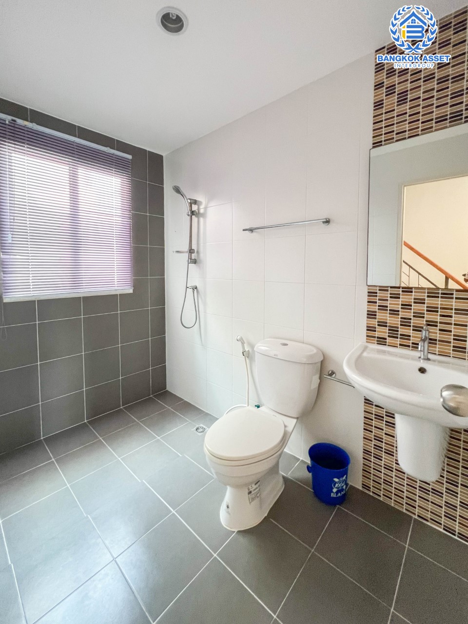 *****บ้านเดี่ยวมือสอง ม.คาซ่าพรีเมี่ยม ราชพฤกษ์-พระราม5 บ้านเดี่ยวหลังใหญ่ 3 ชั้น แบรนด์ Q.House เนื้อที่ 50.4 ตร.ว. ดีไซน์ตอบทุกไลฟ์สไตล์ ฟังก์ชัน 3 ห้องนอน 5 ห้องน้ำ จอดรถได้ 4 คัน บนทำเลติดถนนใหญ่ เชื่อมต่อทุกเส้นทาง ใกล้รถไฟฟ้าสายสีม่วง "สถานีบางพลู" และทวงด่วน "ศรีรัช"